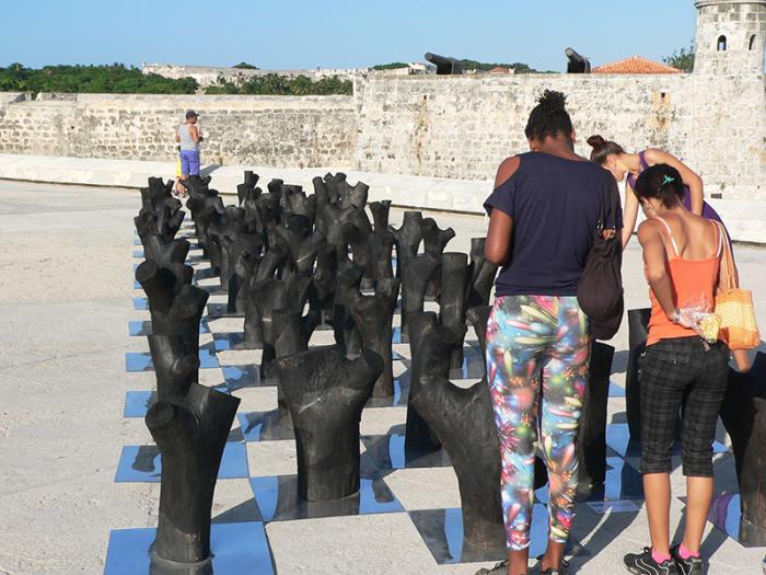 « Stella », de Florencio Gelabert (Cuba, États-Unis). Ses sculptures et installations sont inspirées de son   univers personnel et incorporent des éléments provenant de fragments de la nature, de restes architectoniques et d’objets utilitaires.