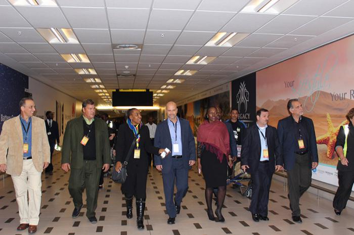 Les Cinq antiterroristes cubains à leur arrivée à Cape Town, capitale du pays et de la province de Western Cape, ont été reçus par des membres du Congrès national africain (ANC).
