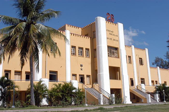 Impossible de parler de la ville de Santiago de Cuba sans mentionner l’ancienne Caserne Moncada