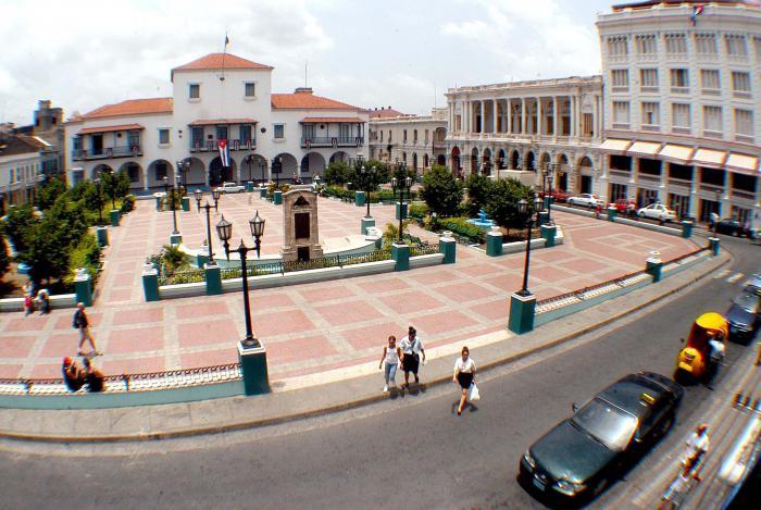 Conçu à l’origine comme Place d'Armes, une fois achevée sa construction au 16e siècle, le site a porté plusieurs noms : Place de la Cathédrale, Place Isabel la Catholique ou de la Reine Isabel, jusqu'à son nom actuel : Parc Céspedes