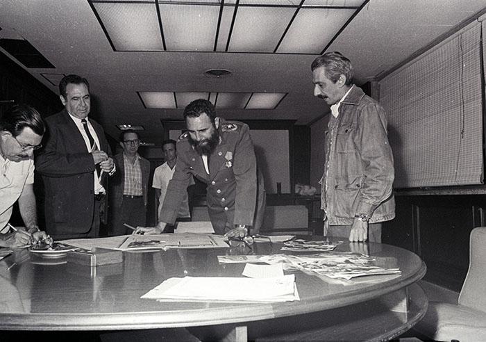 Fidel au journal Granma, entouré du directeur Jorge Enrique Mendoza Reboredo (extrême gauche) et un groupe de collaborateurs du chef de l’État.