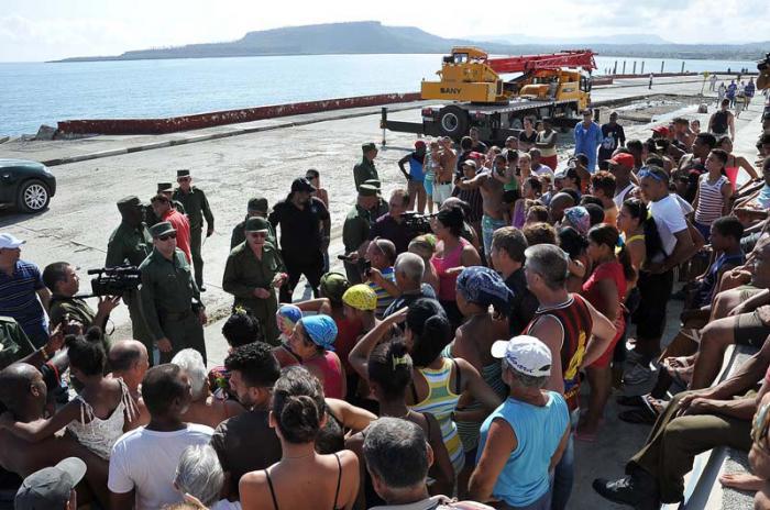 Raul a parcouru les rues de Baracoa le dimanche 9 octobre, et s’est mêlé à la foule qui se pressait autour de lui pour l’accueillir