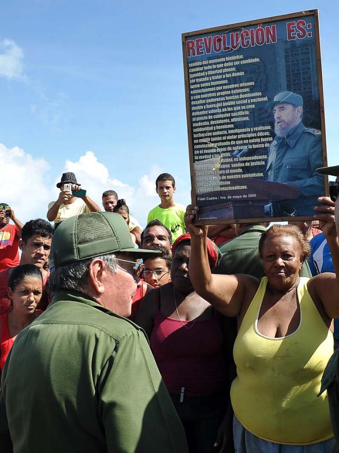 Raul a parcouru les rues de Baracoa le dimanche 9 octobre, et s’est mêlé à la foule qui se pressait autour de lui pour l’accueillir 