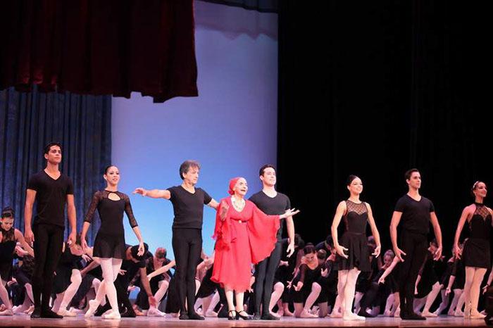 Alicia Alonso, qui a fêté son 95e anniversaire en décembre dernier, ferme le défilé d’inauguration et salue heureuse un public qui l’admire avec passion.