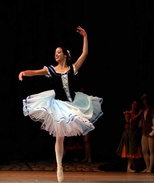 La première danseuse Anette Delgado a assumé le rôle de Giselle, une œuvre emblématique du Ballet national de Cuba. Dans le premier acte, elle fut la simple paysanne.