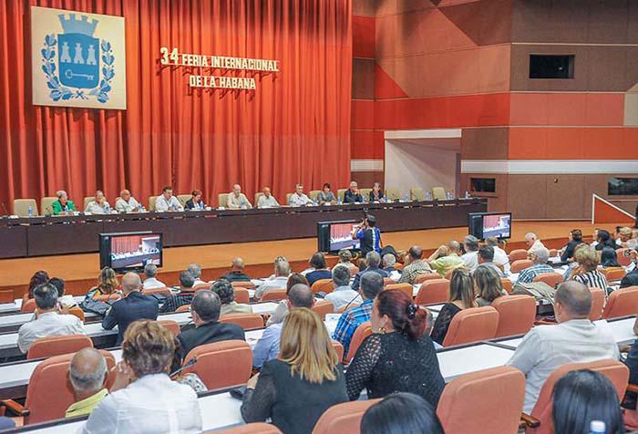 Créé en 1979, le Palais des Conventions de La Havane a été qualifié par Fidel d’ « arrière-garde de l’avant-garde ». C’est ici qu’est installée la direction du groupe.