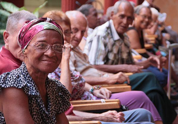 La population de 60 ans et plus habitent principalement dans des grandes villes. 