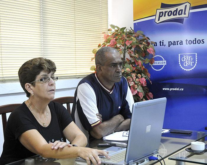 À gauche Maricel Torres Lorenzo et Orlando Martinez Paneque.