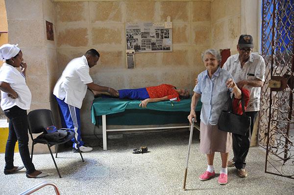 Le centre d’accueil Sol de Otoño peut accueillir 45 personnes âgées. À l’heure actuelle il compte 15 femmes et 9 hommes. Cette institution qui a vu le jour dans les années 90 grâce à un don d’une ONG allemande a fait l’objet d’une récente rénovation.