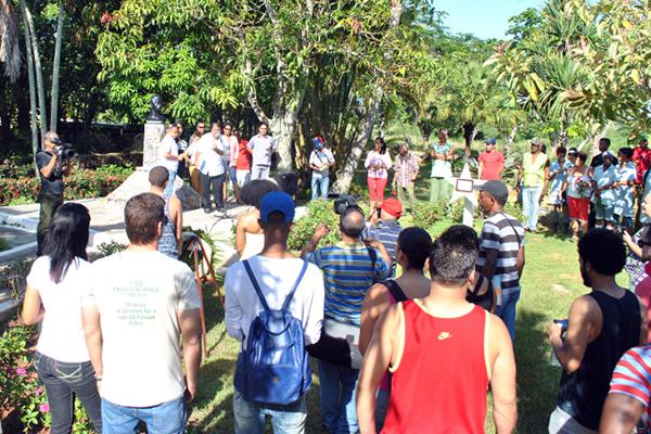 Le séjour commence par un hommage au dirigeant étudiant Julio Antonio Mella et des explications sur le fonctionnement du campement.