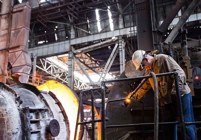 L’aciérie produit actuellement de l’acier liquide, des barres d’armature en acier et des cornières et des profilés d’habillage.