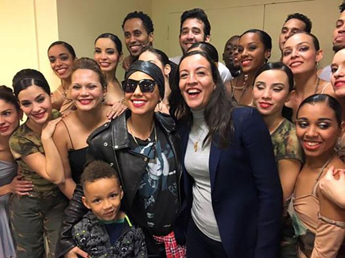La chanteuse nord-américaine Alicia Keys a partagé quelques moments avec la compagnie Lizt Alfonso au New Victory Theater. ici, avec la directrice, danseuse et chorégraphe Lizt Alfonso.