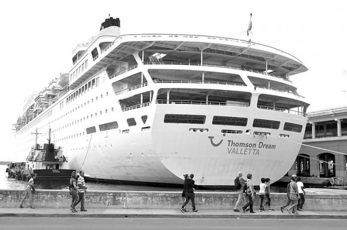 Les croisières d’expédition haut de gamme sont nombreuses à visiter des villes comme La Havane, Cienfuegos et Santiago de Cuba.