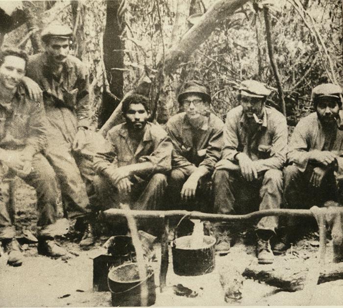 En Bolivie, de gauche à droite, Gustavo Machin Hoed de Beche (Alejandro), appuyé sur son épaule Guido Alvaro Peredo Leigue (Inti), Leonardo Tamayo Nunez (Urbano), Eliseo Reyes Rodriguez (Rolando), Ernesto Guevara la Serna (Che) et Carlos Coello (Tuma).