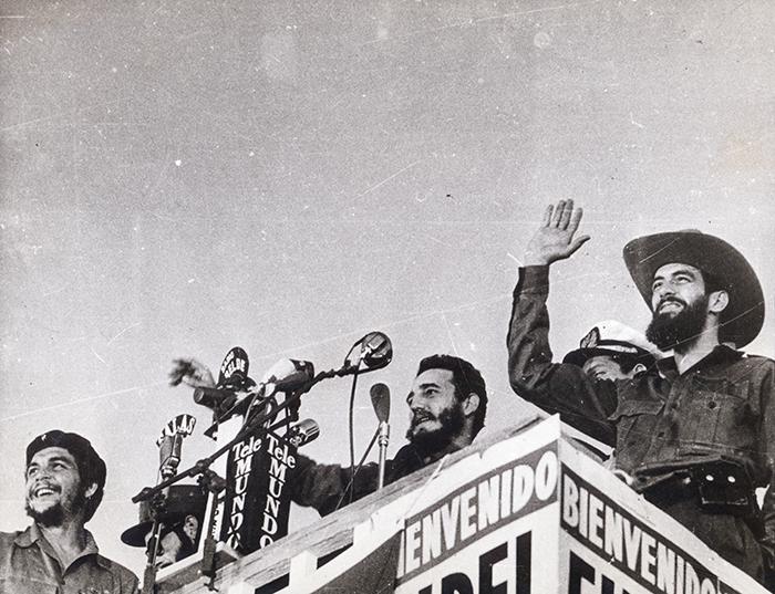Ernesto Guevara, Fidel Castro et Camilo Cienfuegos lors d'une cérémonie tenue après l'arrivée du dirigeant cubain d’une tournée en Amérique latine.