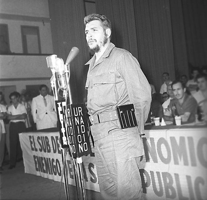 Le commandant Ernesto Che Guevara, parlant au début d’un stage de formation au ministère de la Santé publique (Minsap) sur le thème : Le médecin révolutionnaire.