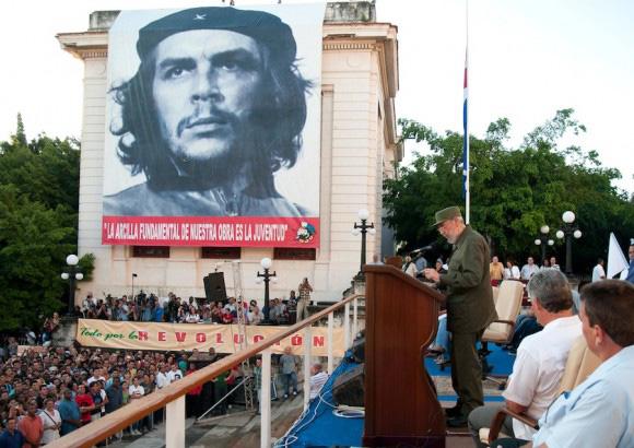 Le leader de la Révolution cubaine Fidel Castro prononçant un discours devant les étudiants de l’UH sur les dangers des armes nucléaires pour l’humanité.