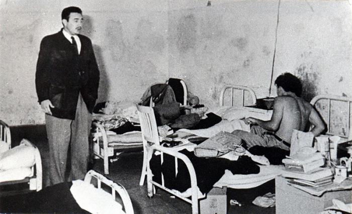 Fidel et Ernesto Che Guevara à la prison Miguel Schultz, après avoir été arrêtés par la police mexicaine. Préparatifs de l’expédition du yacht Granma.

Fid17565