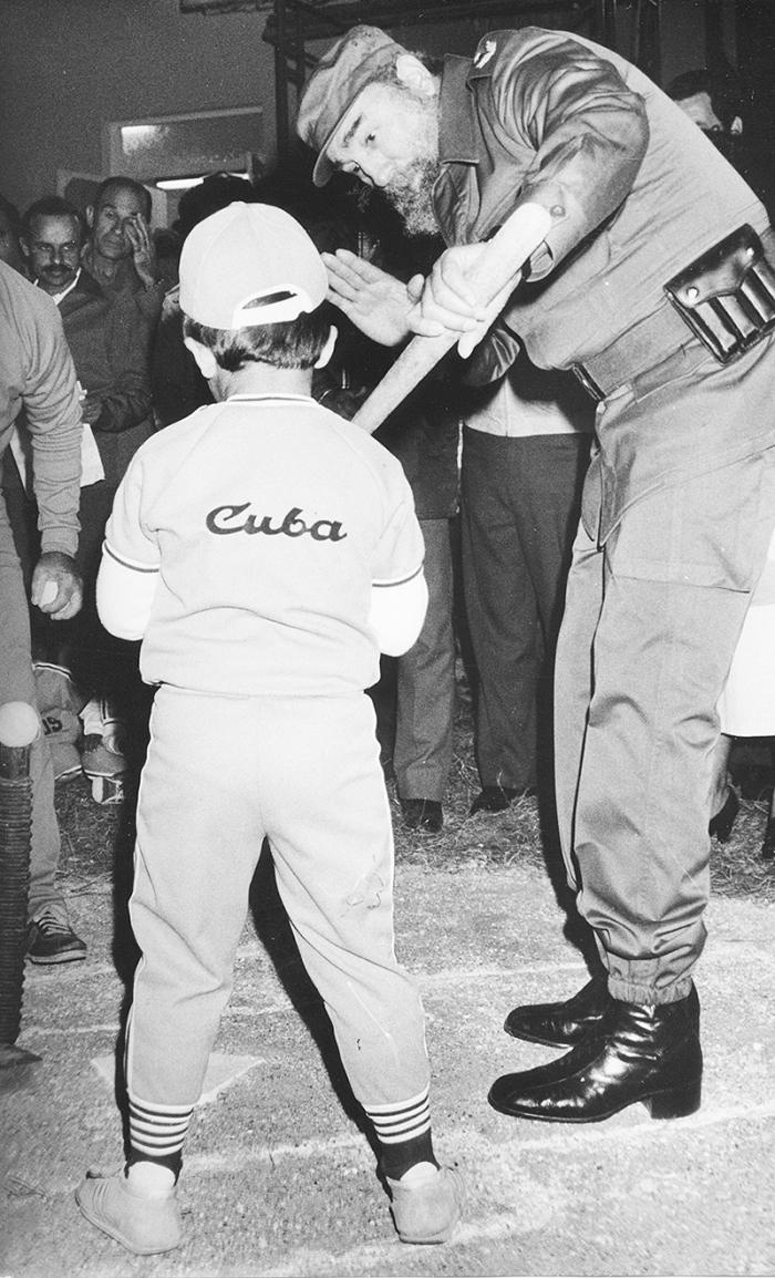 Fidel au jardin d’enfants Amiguitos de Celia, apprenant le maniement de la batte de baseball à un enfant.