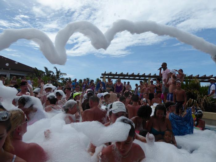 Dimanche de mousse dans une des piscines de l’hôtel.
