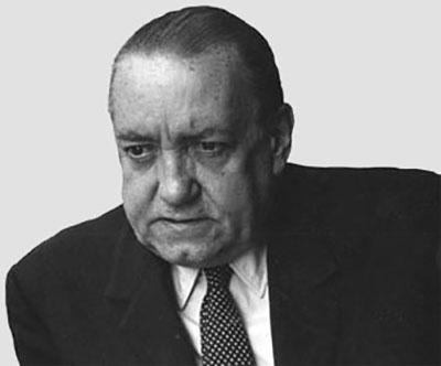 Le romancier cubain Alejo Carpentier reçut le Prix Cervantès en 1977. À la première édition, une année plus tôt, cette distinction avait été attribuée à l’Espagnol Jorge Guillén.