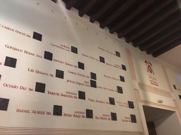 Sur le mur qui sépare le Grand amphithéâtre de la Salle des Toges figurent les effigies en bronze des 42 lauréats du Prix Cervantès.
