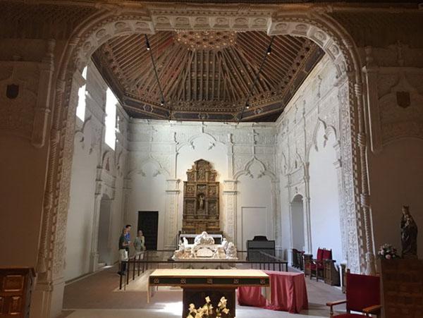 En traversant plusieurs galeries et petits patios intérieurs, on arrive à la Chapelle de San Ildefonso, où sont mélangés des éléments décoratifs de plusieurs styles, gothique, mozarabe et renaissance, et qui abrite le tombeau de marbre de carrare du cardinal Cisnero, fondateur de l’Université.