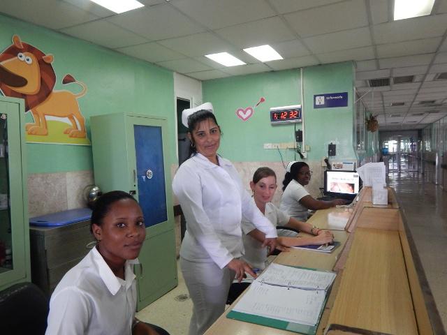 L’infirmière Maria Isabel Rodriguez Miranda (debout) a dû assumer une double journée de travail et prendre les dispositions nécessaires pour rassurer les patients et leurs familles à l’hôpital William Soler.