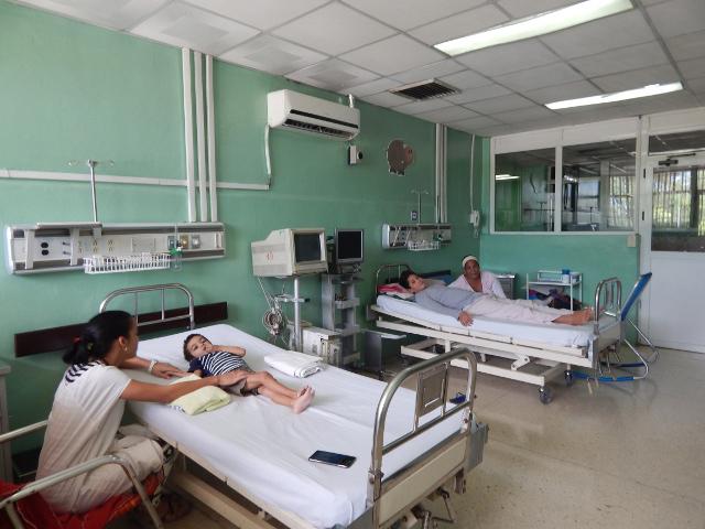 Les mères Lazara Hernandez Arias et Nayari Corrales Medina et leurs enfants Leovany et César, à l’hôpital de cardiologie pédiatrique William Soler de La Havane