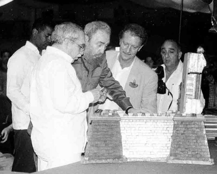 Le président cubain Fidel Castro Ruz, accompagné de l’écrivain Gabriel Garcia Marquez, au 2e Festival du havane en février 2000, au moment de signer les humidificateurs.