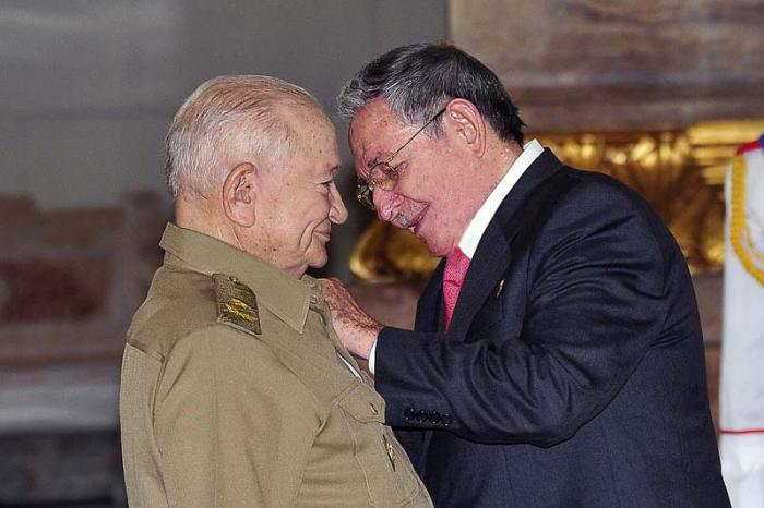 À propos du commandant Guillermo Garcia Frias, Raul a souligné le mérite d'avoir été le premier paysan à rejoindre l'Armée rebelle.
