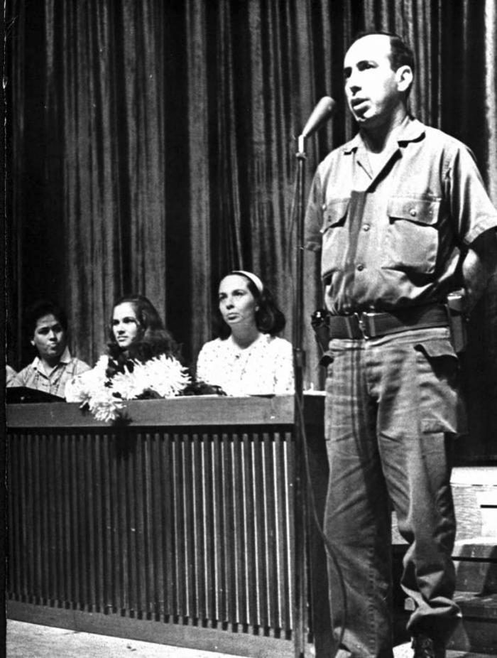 José Ramon Machado Ventura, alors ministre de la Santé, à la remise des bourses à des ouvrières agricoles, le 30 novembre 1963.