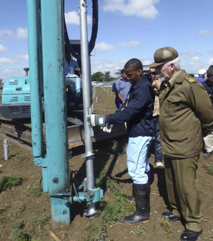 Ramiro Valdés Menéndez en visite dans un parc photovoltaïque dans les environs de Bayamo.