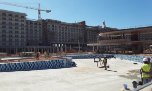 Entre autres attributs, la nouvelle installation aura 2 400 mètres carrés de miroir d'eau de piscine.