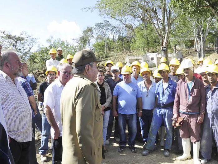 Le président s’est rendu sur le chantier de l’hôtel Segundo Frente, où il a échangé avec les ouvriers.