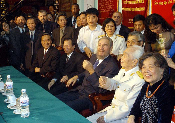 En 2003, Fidel rendit chez le légendaire général Vo Nguyen Giap, héros de la bataille de Dien Bien Phu.