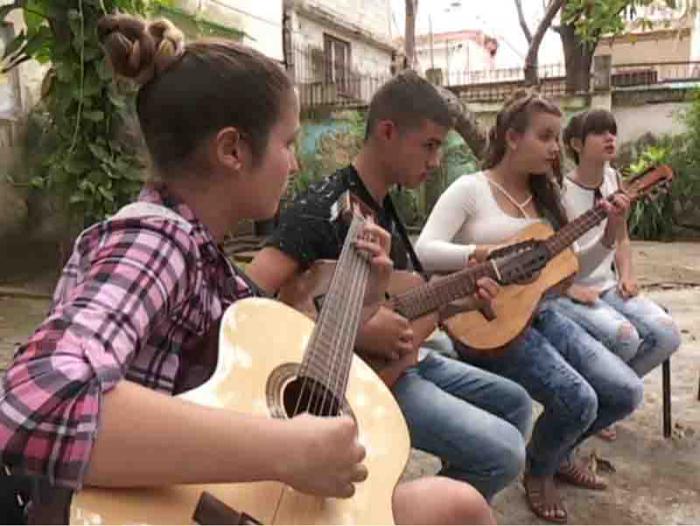 Des cours de tres, de luth, de guitare et de percussions mineures, instruments de base pour l'accompagnement du « punto » cubain sont au programme de l’atelier.