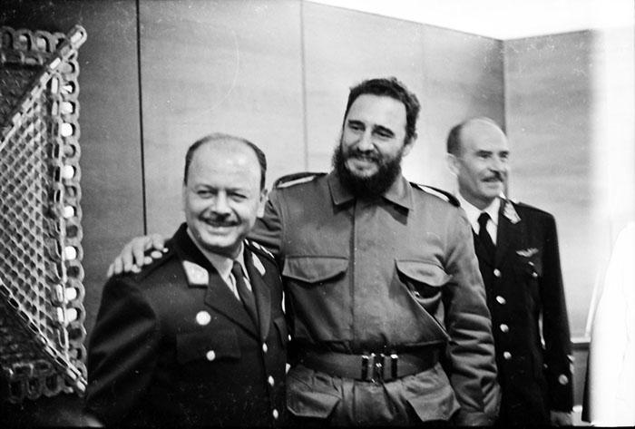 Fidel s’entretint pendant près de quatre heures avec le président Juan Velasco Alvarado (à gauche). Le ministre de l'Aéronautique, le lieutenant-général Rolando Gilardi Rodriguez (à droite), alla également accueillir le commandant en chef, de même que le ministre des Affaires étrangères Edgardo Mercado Jarrin, à l'aéroport international Jorge Chavez, le 4 décembre 1971.