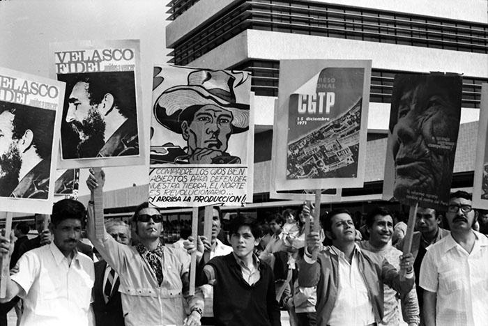 La plupart des pancartes portées par les nombreux militants et sympathisants venus accueillir Fidel avaient été confectionnées lors du 2e Congrès national des travailleurs péruviens.