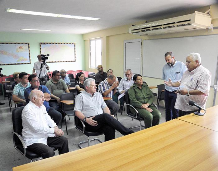 À l'Institut médico-légal, le Président Diaz-Canel et le camarade Machado Ventura ont reçu des informations détaillées sur le processus laborieux d'identification des corps.