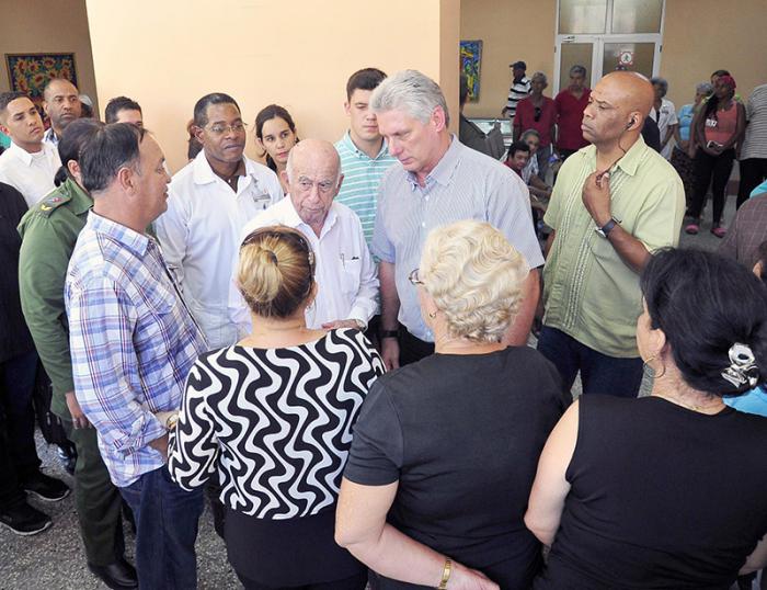 Diaz-Canel et Machado Ventura se sont intéressés à l'état de santé des trois patientes.