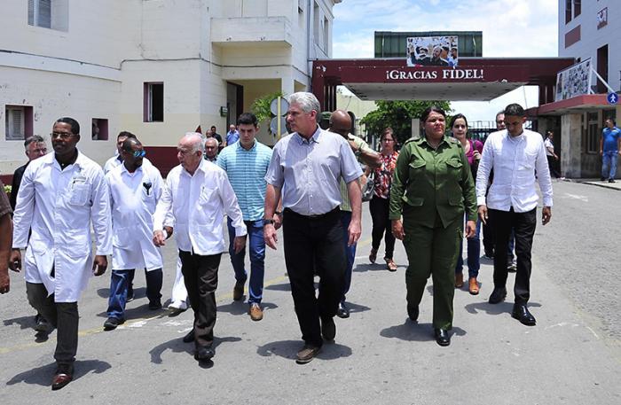 La visite s'est poursuivie jusqu'à l'hôpital universitaire de Calixto García, où les survivantes de l'accident d'avion étaient traitées avec beaucoup de professionnalisme.