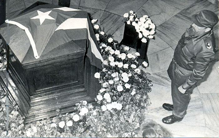 À l'occasion du centenaire de la mort au combat de José Marti, le commandant en chef Fidel Castro s’est rendu au mausolée où sont conservés les restes de l'Apôtre au cimetière de Santa Ifigenia, à Santiago de Cuba.