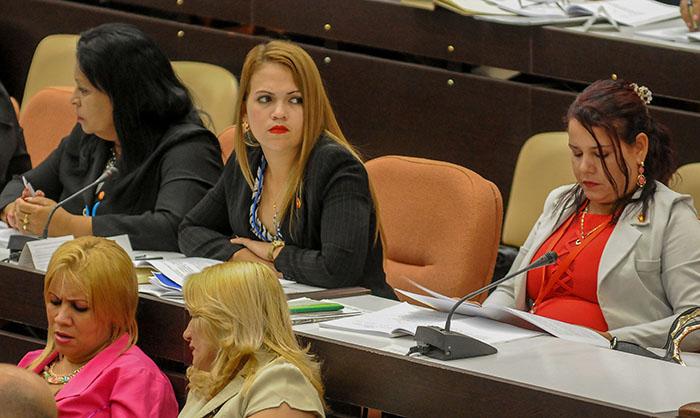 Plus de 50% des membres du Parlement cubain sont des femmes.