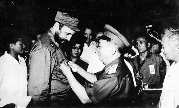 Le général Vo Nguyen Giap, ministre de la Défense du Vietnam, remet à Fidel la médaille symbolisant la victoire de la bataille historique de Dien Bien Phu.