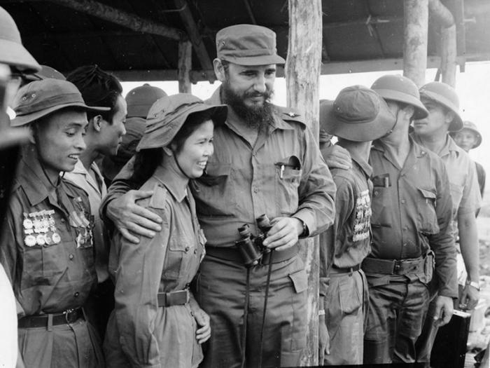 Fidel avec l'héroïne sud-vietnamienne Ta Thi Kieu, combattante des FAPL.