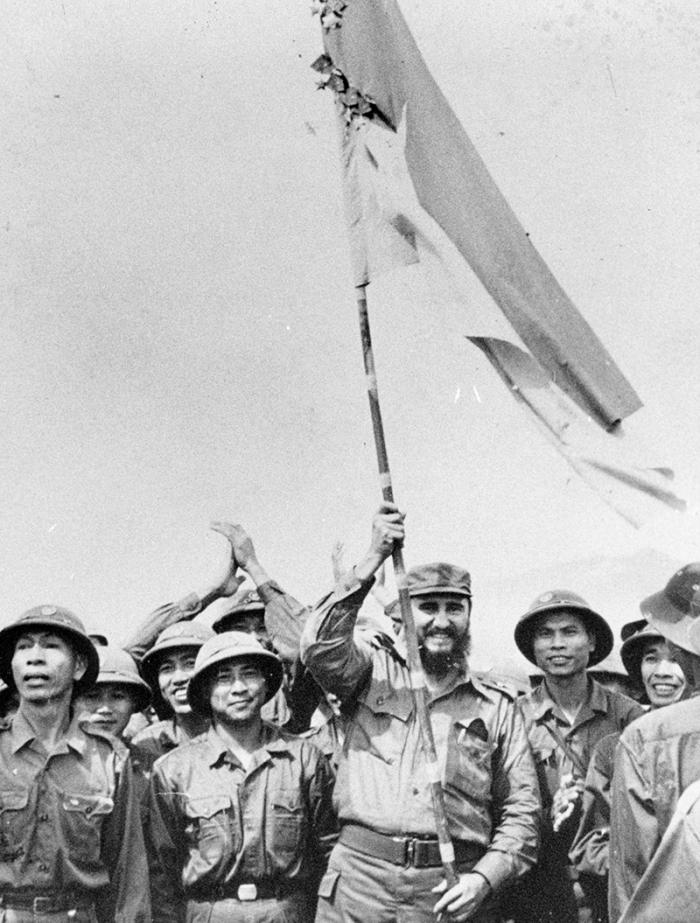 Fidel brandissant le drapeau de la victoire.