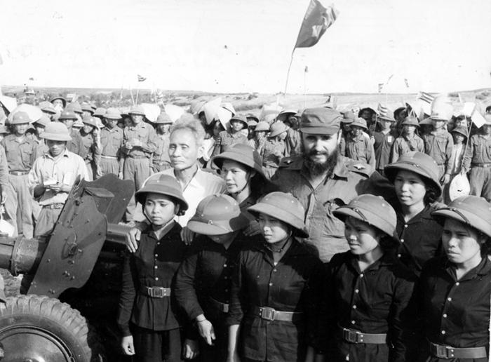 Avec des miliciens d'une batterie d’artillerie antiaérienne de Nghi Thuy.