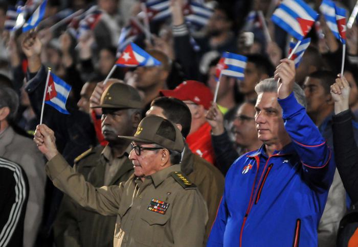 La génération qui n'a pas laissé mourir le Héros national de Cuba à l'occasion de son centenaire et ses continuateurs ont défilé en tête du cortège.