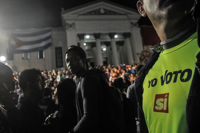 La marche aux flambeaux, en hommage à l'homme qui écrivit l'Âge d'Or, qui a toujours voulu que la Loi première de la République soit la dignité pleine de l'Homme, fut aussi l’occasion d’appeler à réaffirmer la nouvelle Constitution, qui défend ce principe à la lettre. La lumière de José Marti ne s'éteint pas.